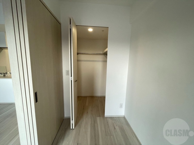 収納　リビングと洋室につながるウォークインクローゼット