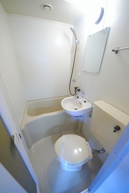 バス・シャワールーム　写真は３０３号室