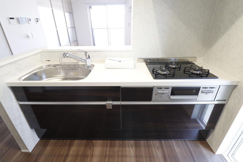 キッチン　3口コンロのオシャレなキッチンです♪