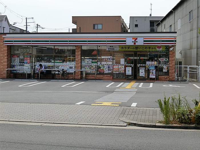 コンビニ　セブンイレブン（コンビニ）まで700m