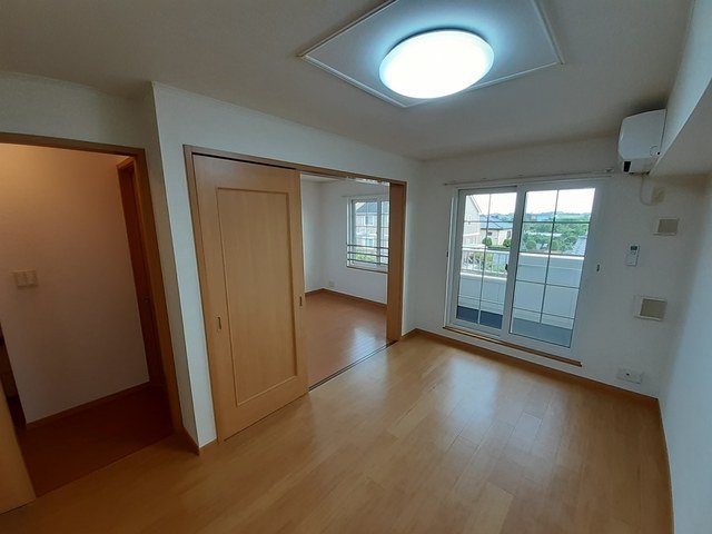 居室・リビング　こちらのリビングで趣味の時間をお楽しみください