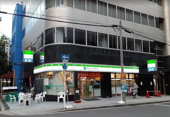 コンビニ　ファミリーマート南久宝寺町四丁目店（コンビニ）まで121m