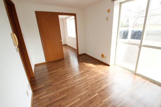 居室・リビング　※別号室の写真です。