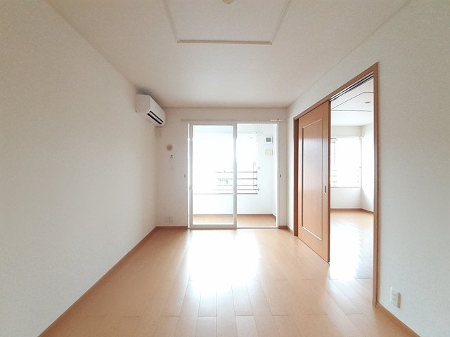 居室・リビング　ゆったり過ごせる居間です