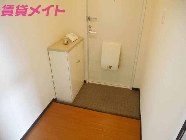 玄関　同物件別室反転タイプ画像