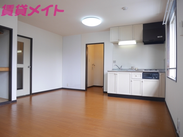 居室・リビング　同物件別室反転タイプ画像