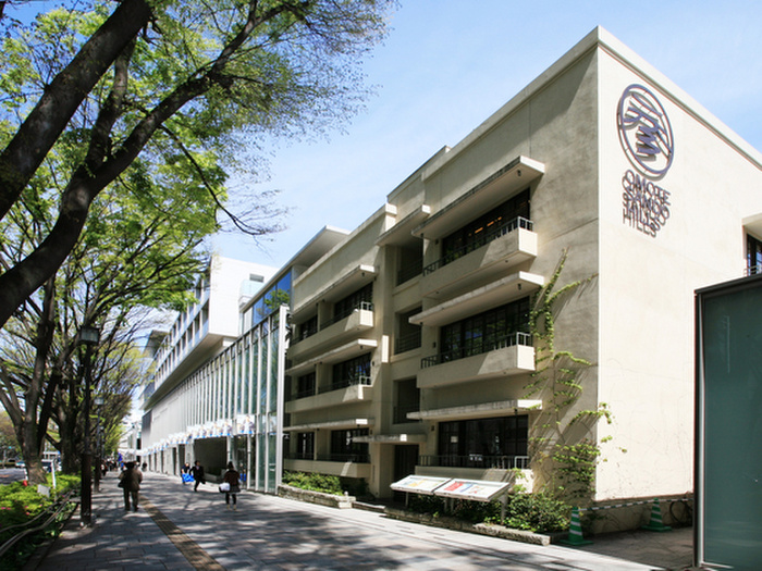 ショッピングセンター　表参道ヒルズ（ショッピングセンター）まで641m