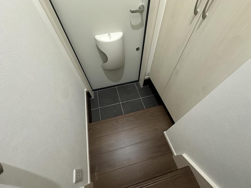 玄関　同施工の別物件写真でございます。