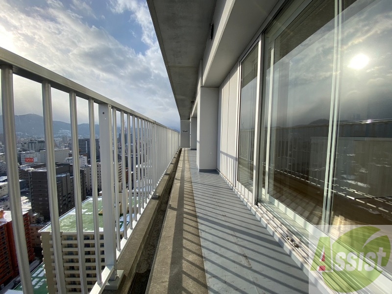 バルコニー　バルコニーは幅があり、広い印象を受けました。