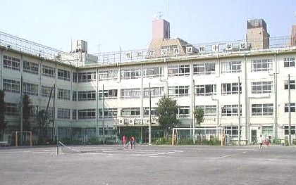 中学校　豊島区立西巣鴨中学校（中学校）まで79m