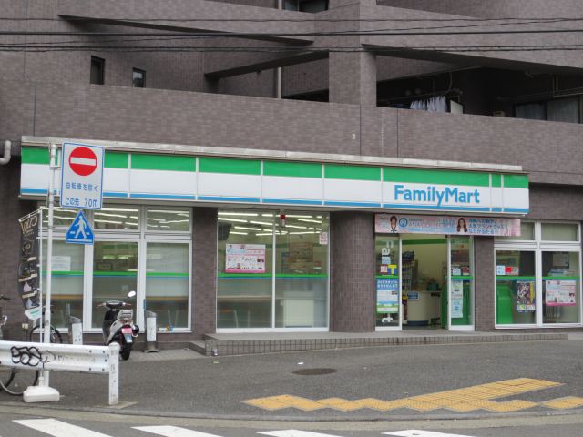 コンビニ　ファミリーマート（コンビニ）まで140m