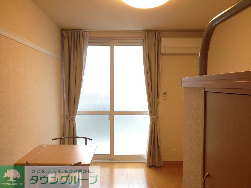 居室・リビング　ナチュラルな木目と白を基調とした室内