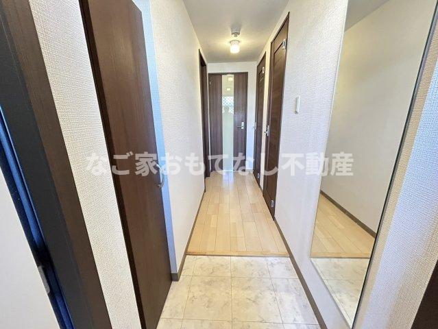玄関　※写真は別号室