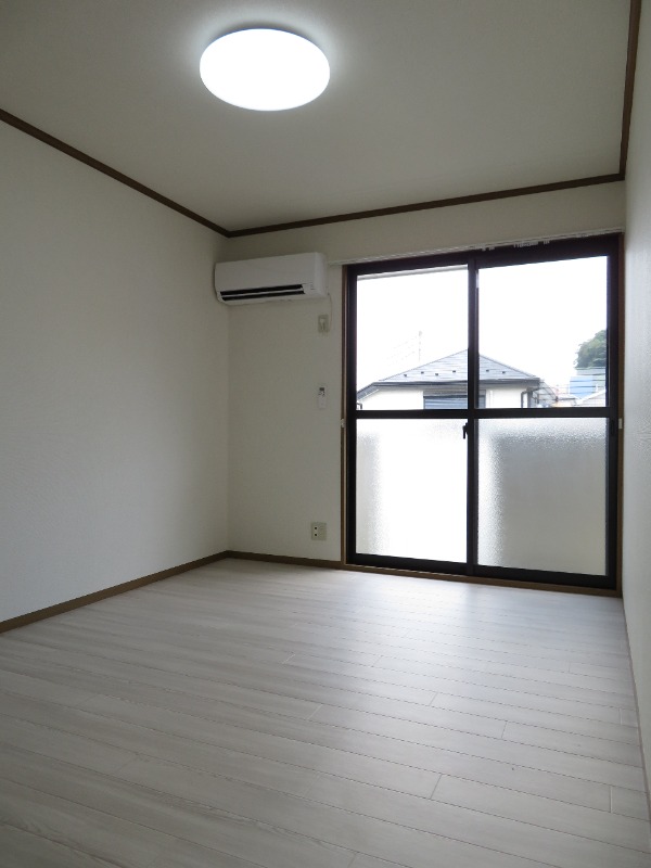 居室・リビング　※別号室の写真となります。