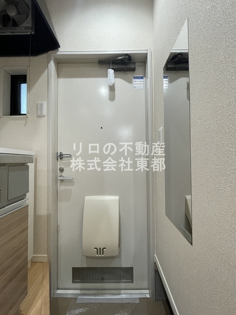 玄関　玄関には姿見があるので、お出かけ前にチェックできます♪