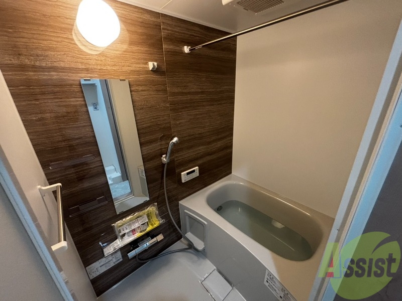 バス・シャワールーム　落ち着いたデザインの浴室。ゆったりできそうです。