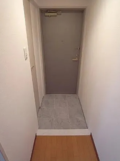 玄関　別部屋の写真を使用しております。