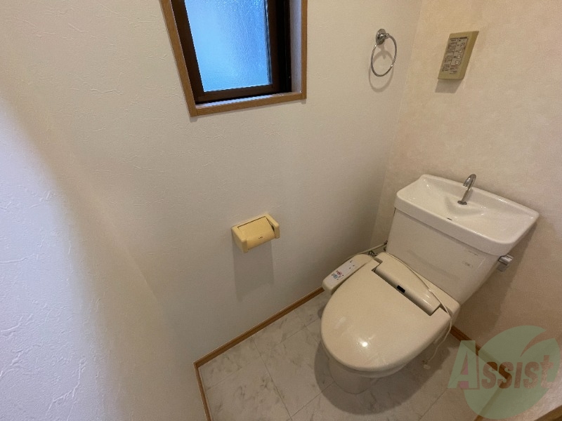 トイレ　トイレは小窓が付いていて開放感が有りますね。