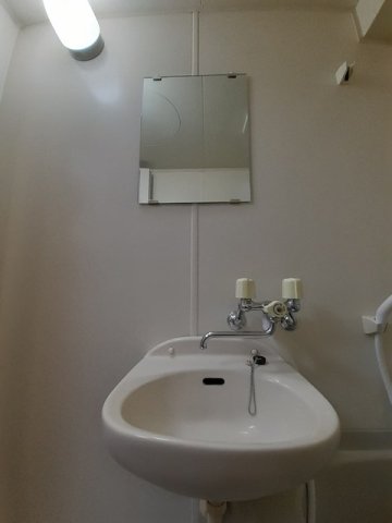 洗面設備　明るい洗面所です