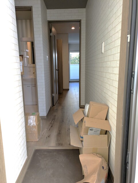 玄関　建築中の為、室内に資材がございます。