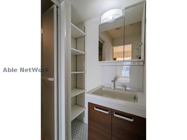 洗面設備　洗面所　収納棚があって便利！