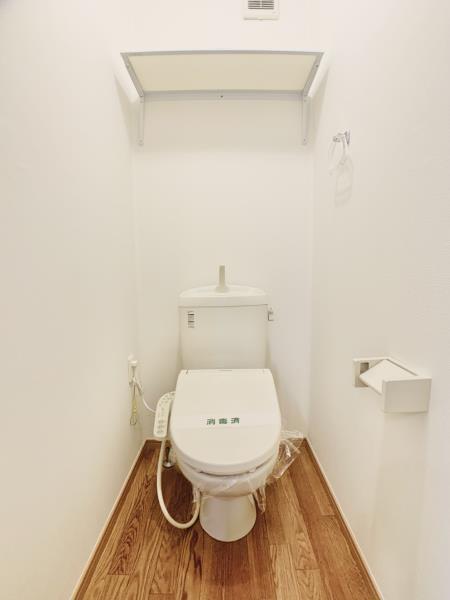 トイレ　落ち着いた色調のトイレです