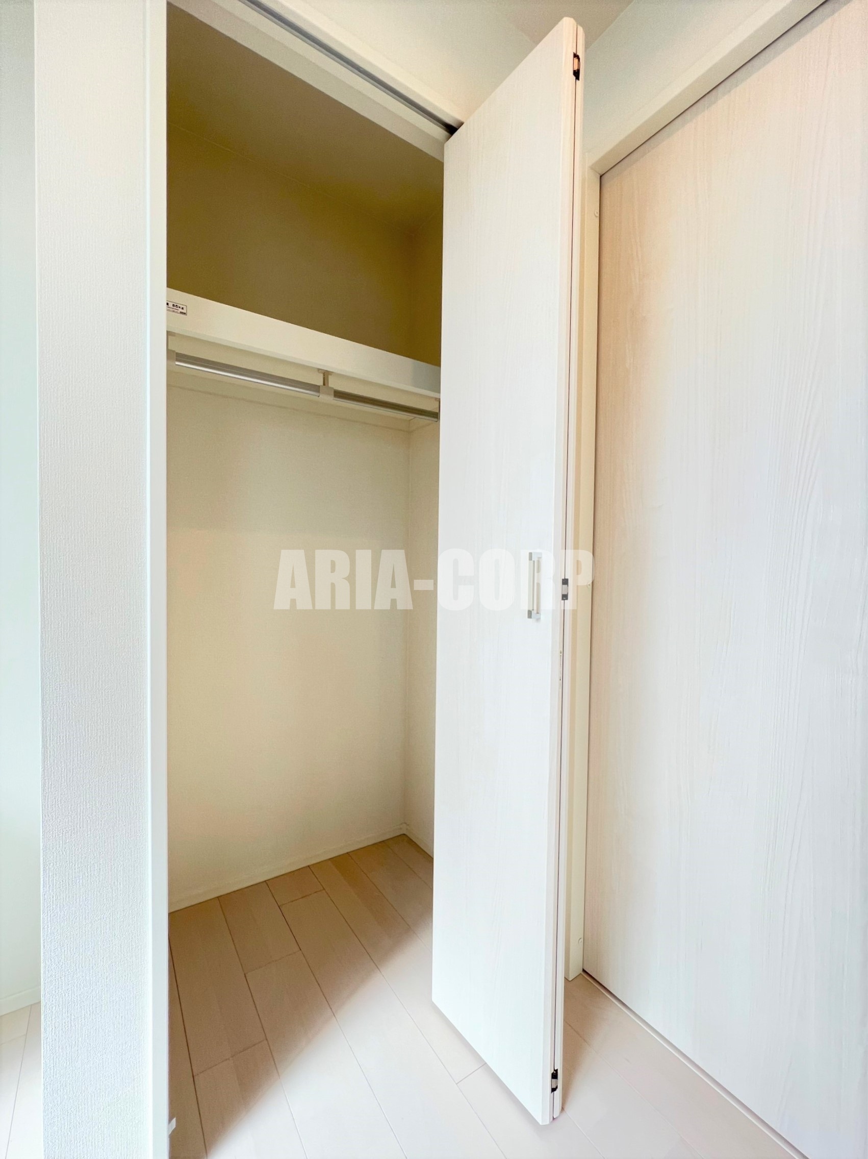 収納　クローゼット。上部には便利な棚がございます！