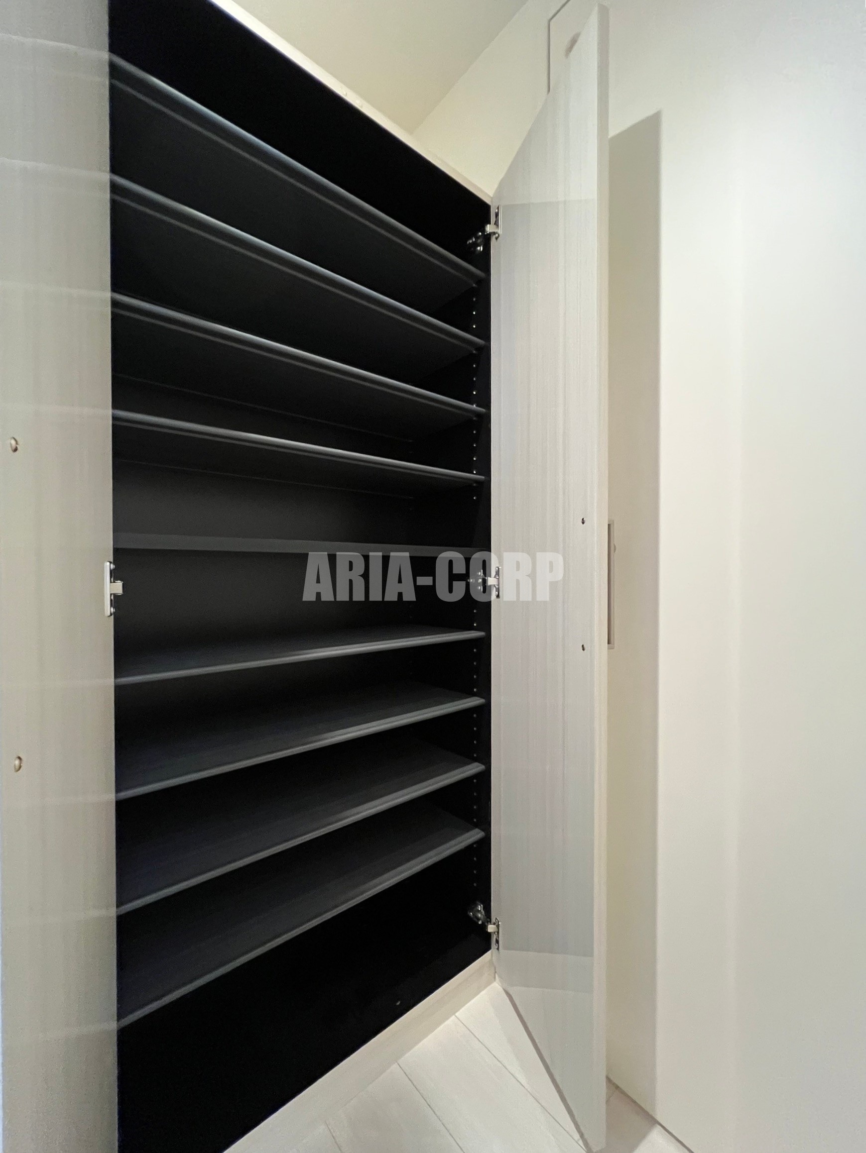 玄関　縦長の大型シューズBOX搭載です！嬉しい全身姿見付き♪