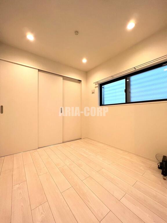 居室・リビング　白を基調としたお洒落な空間！角部屋で窓も多く明るいお部屋で