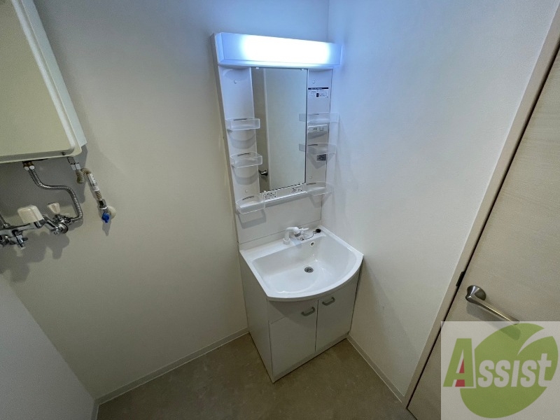 洗面設備　独立洗面台です。大きくてよいですね。シャンプーもできます！