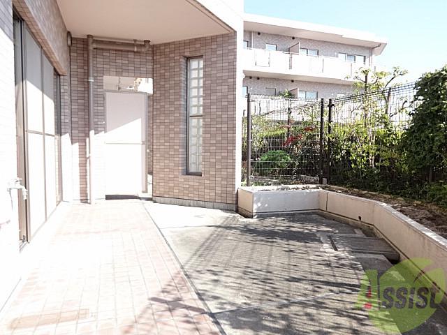 バルコニー　開放的で暖かさが気持ちいいテラスは自由自在に活用できますね