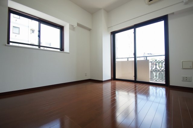 居室・リビング　角部屋・二面窓の明るいお部屋です。