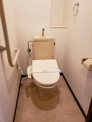 トイレ　温水洗浄便座機能付き♪
