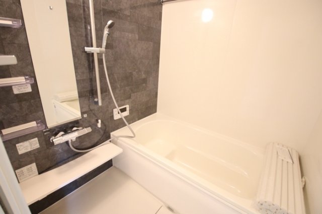 バス・シャワールーム　コンパクトで使いやすいお風呂です