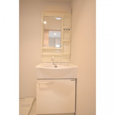 洗面設備　明るい洗面所です