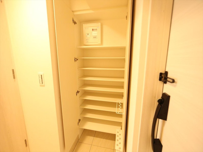 玄関　玄関　シューズボックス付（収納充実してます）