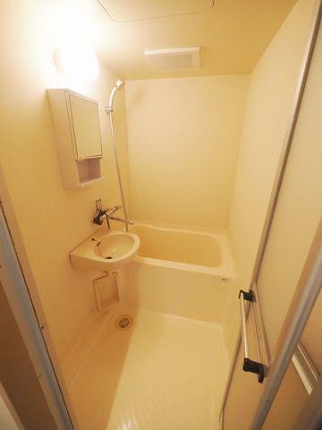 バス・シャワールーム　浴室　便利なミニ洗面台があります。
