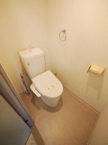 トイレ　人気のバス・トイレ別。嬉しい温水洗浄便座付きです