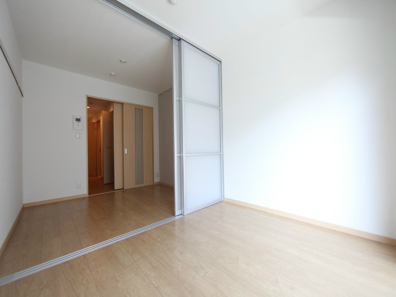 居室・リビング　洋室4.3帖　洋室4.4帖とつなげても仕切っても使えます