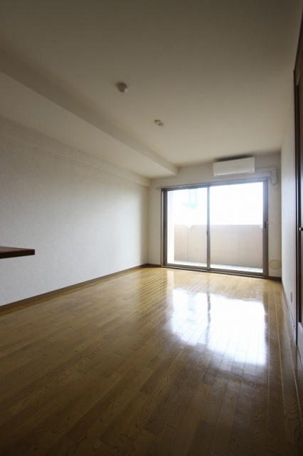 居室・リビング　同物件別室