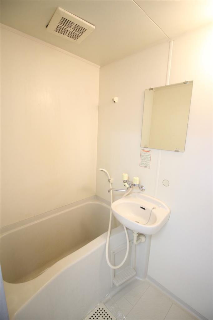 バス・シャワールーム　別の部屋の写真となりますので、現況優先となります。