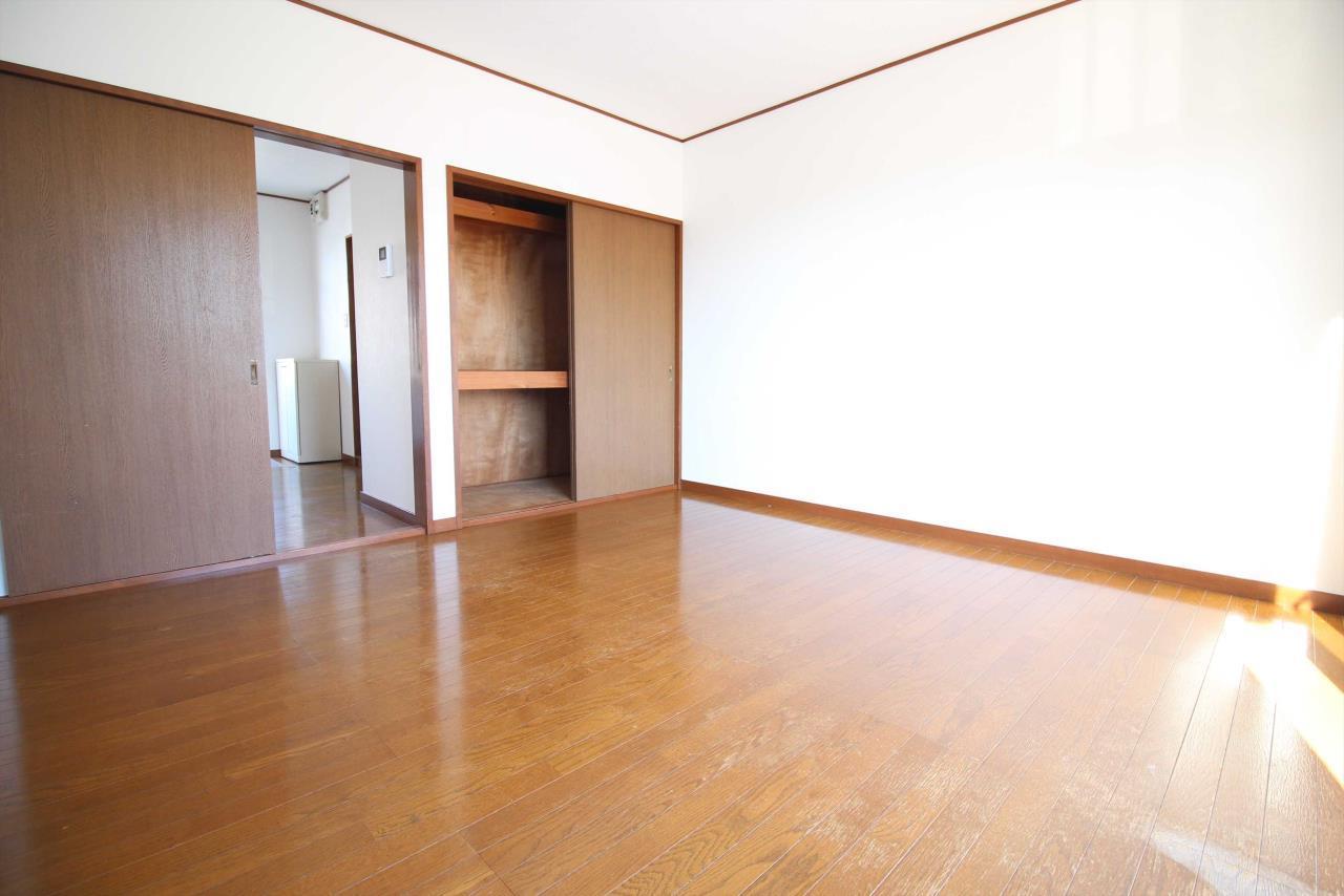 洗面設備　別の部屋の写真となりますので、現況優先となります。