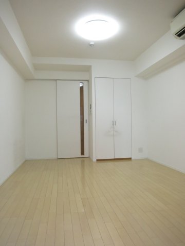 居室・リビング　※別部屋の参考写真です。