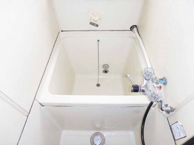 バス・シャワールーム　換気しやすい窓つきです