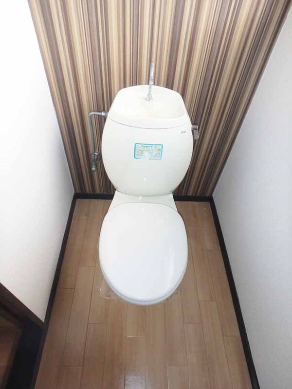トイレ　オシャレな壁紙のトイレです