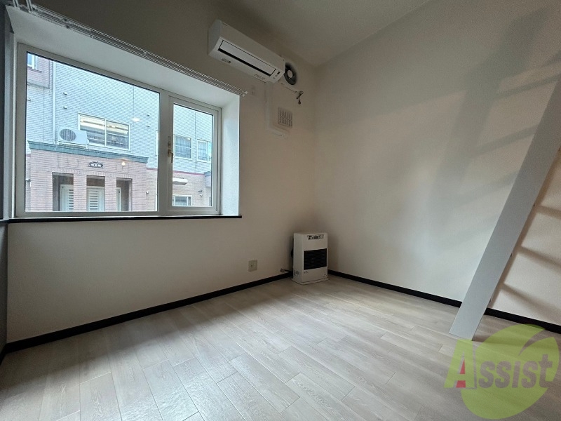 居室・リビング　１０帖の洋室です。広々として、きれいですね。