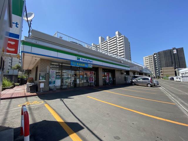 コンビニ　ファミリーマート（コンビニ）まで716m