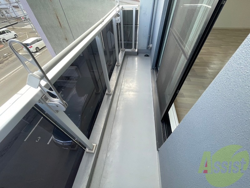 バルコニー　バルコニーは幅があり、広い印象を受けました。