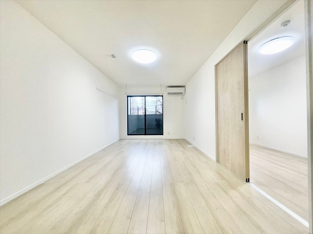 居室・リビング　同一建物内２０２号室内装写真転載