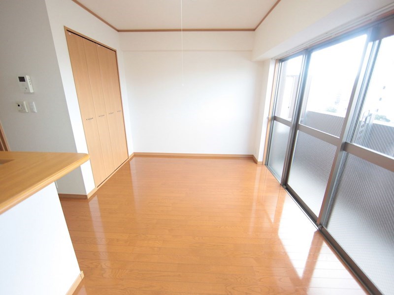 その他部屋・スペース　洋室10.2帖　カウンターキッチン　エアコン付　バルコニー